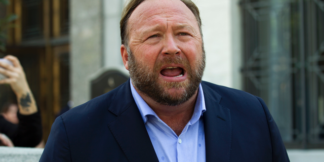 FILE--In this Sept. 5, 2018 lêerfoto, Alex Jones speaks to reporters in Washington. (AP Foto / Jose Luis Magana, lêer)