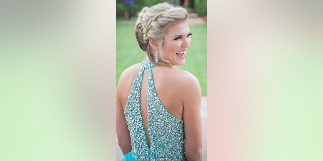 Soon parting ways, it wasn’t until weeks later that Bennett learned her aunt took photos of the sweet encounter — inspiring her to search for the woman again.