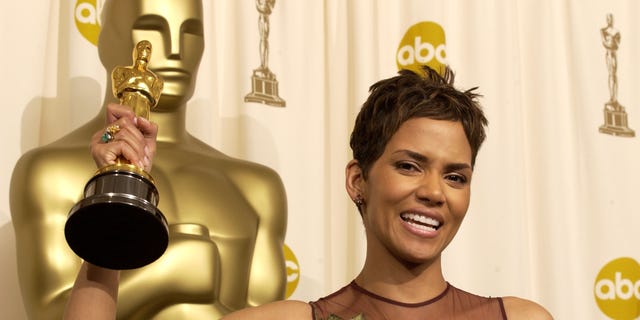 Halle Berry poses with her Actress in a Leading Role Oscar for "Monster's Ball" (Photo by SGranitz/WireImage)