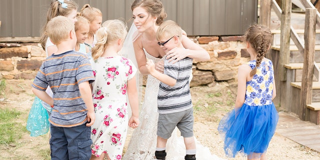 Better yet, the delighted newlywed’s reaction to the sweet was caught on camera by wedding photographer Andrea Marie Gasser.
