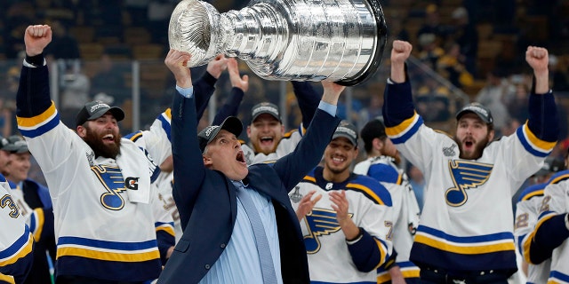 St.. Louis Blues head coach Craig Berube carries the Stanley Cup after the Blues defeated the Boston Bruins in Game 7 of the NHL Stanley Cup Final, Woensdag, Junie 12, 2019, in Boston. (AP Photo/Michael Dwyer)