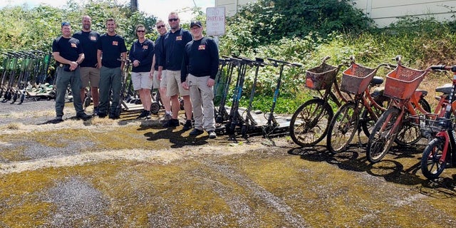 Muchos de los scooters y bicicletas sacados del río Willamette parecían estar oxidados.