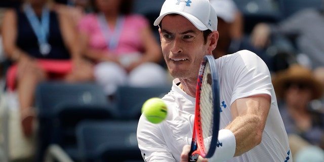 FIL - På dette arkivbillede fra 27. august 2018 slår briten Andy Murray tilbage mod australske James Duckworth under første runde af US Open i New York.