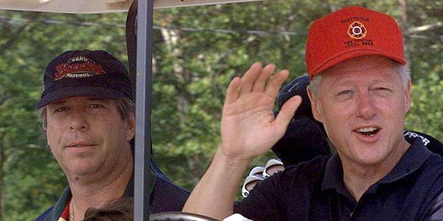 President Clinton salutes reporters as he leaves his brother-in-law Tony Rodham for a round of golf at the Maple Run Golf Course on Saturday, August 14, 1999 in Thurmont, Maryland (Photo AP / Khue Bui)