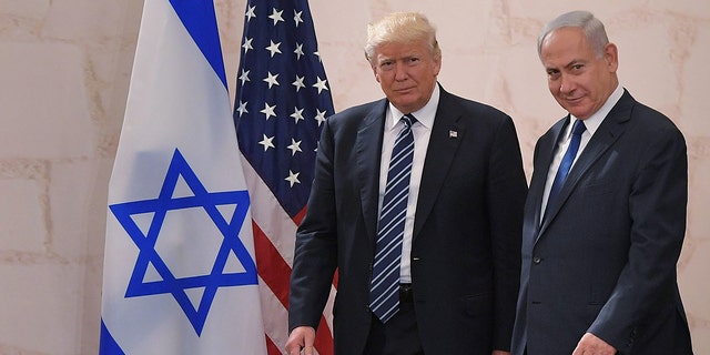 Le président américain Donald Trump (à gauche) arrive au Musée d'Israël pour prendre la parole à Jérusalem le 23 mai 2017, accompagné du Premier ministre israélien Benjamin Netanyahu.