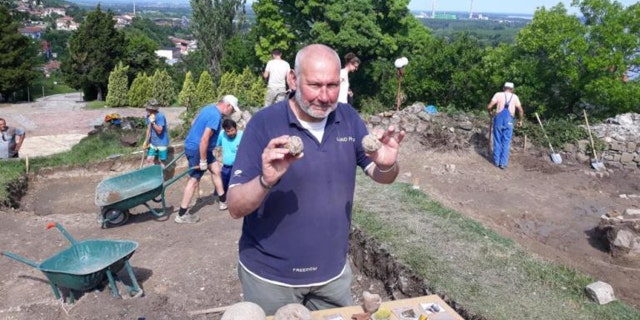 Lead archaeologist Nikolay Ovcharov showcases Vlad Dracula’s alleged culverin cannonballs and other artifacts discovered during the renewed excavations of the Zishtova Fortress in Bulgaria’s Svishtov. (Credit: Svishtov Municipality)