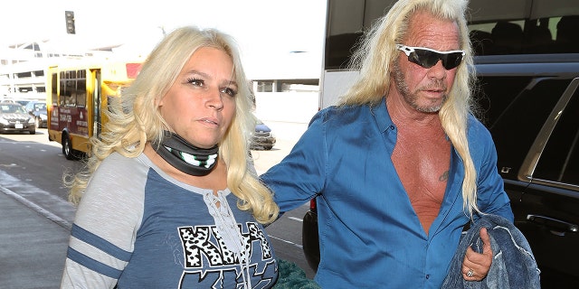 Duane Chapman, à droite, était le plus récemment marié à Beth Chapman, à gauche, de 2006 jusqu'à sa mort en 2019. Il s'est marié quatre fois avant d'épouser Beth.<strong> </strong> The former couple are seen at LAX on September 28. , 2017 in Los Angeles.”/></source></source></picture></div>
<div class=