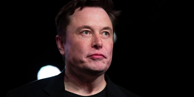 ARQUIVO - Em 14 de março de 2019, o CEO da Tesla, Elon Musk, faz uma pausa na palestra antes de apresentar o Modelo Y no estúdio de design da empresa em Hawthorne, Califórnia.  Musk enfrentará acionistas da fabricante de carros elétricos durante a reunião anual da empresa na terça-feira, 11 de junho (AP Photo / Jae C. Hong, arquivo)