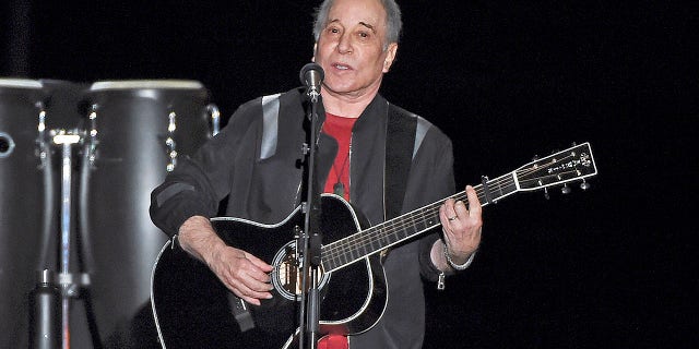 Paul Simon was honored by the Poetry Society of America and celebrated by reading a couple of poems and singing a few songs. During a dinner benefit Tuesday night, June 18, 2019, at the New York Botanical Garden, Simon and poetry editor Alice Quinn were praised for their love for language. Quinn is the former poetry editor for The New Yorker and is stepping down as the poetry society’s executive editor. Simon is regarded as among the first composers to bring a consciously literary sensibility to rock music.