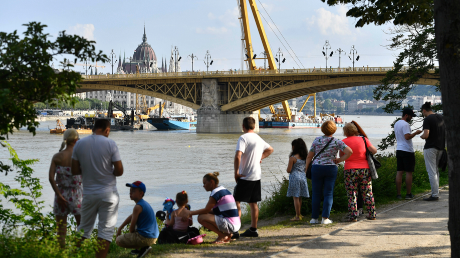 Hungarian rescuers 'not far' from lifting tour boat wreckage