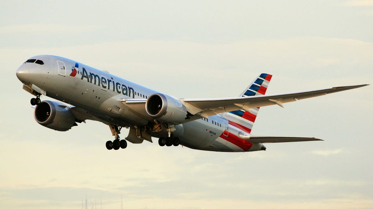 American Airlines Boeing 787-8 Dreamliner taking off at LAX Airport