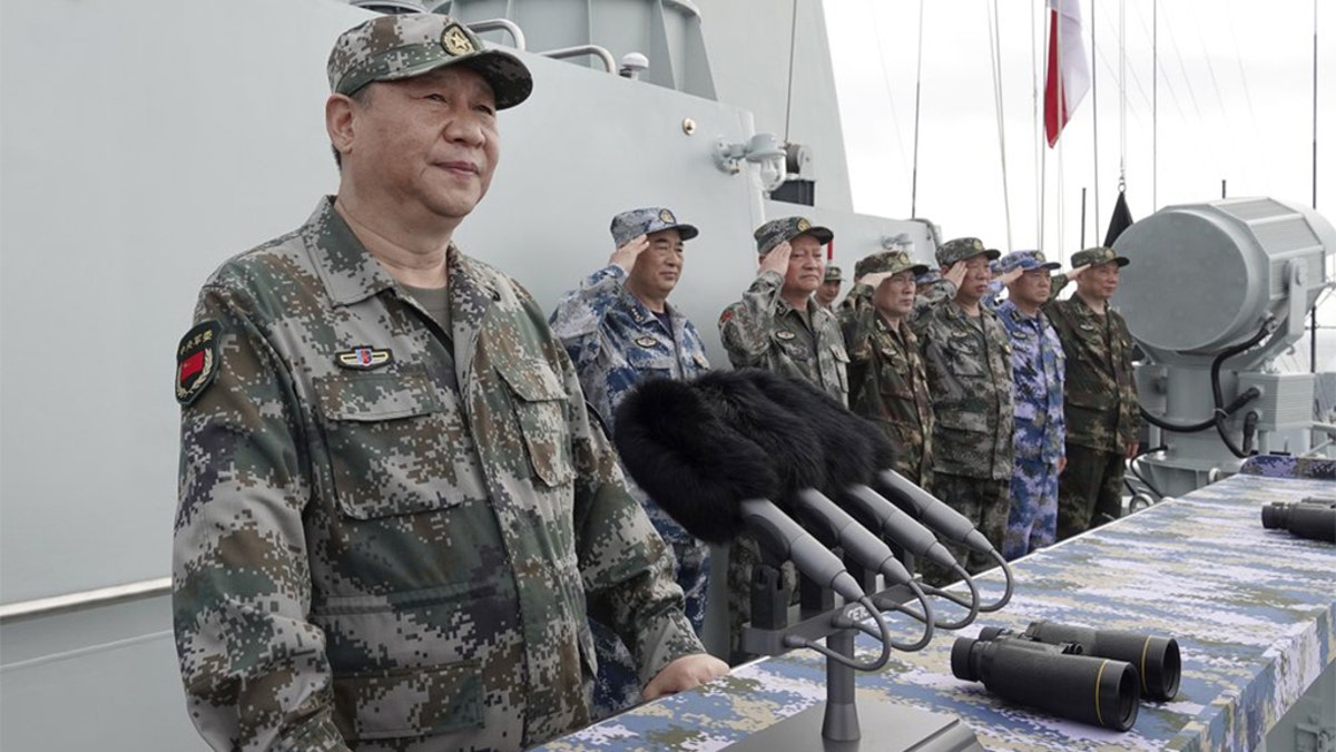 Xi Jinping toured warships in Chinese military uniforms