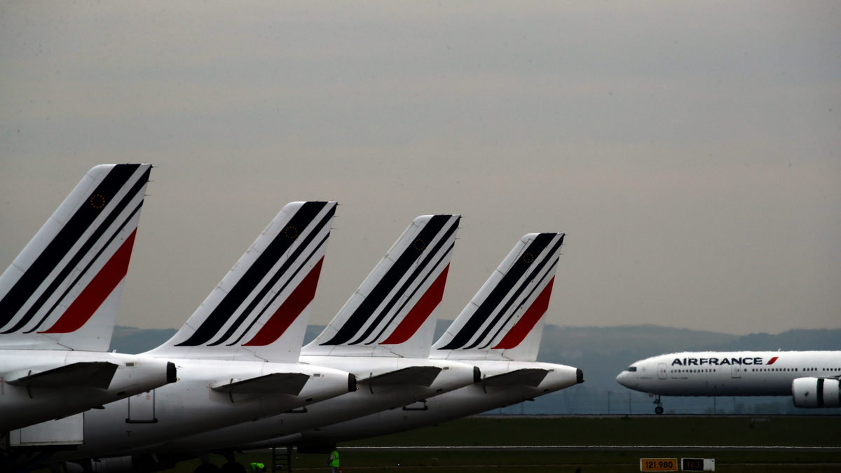 airplanes at Paris Charles de Gaulle Airport