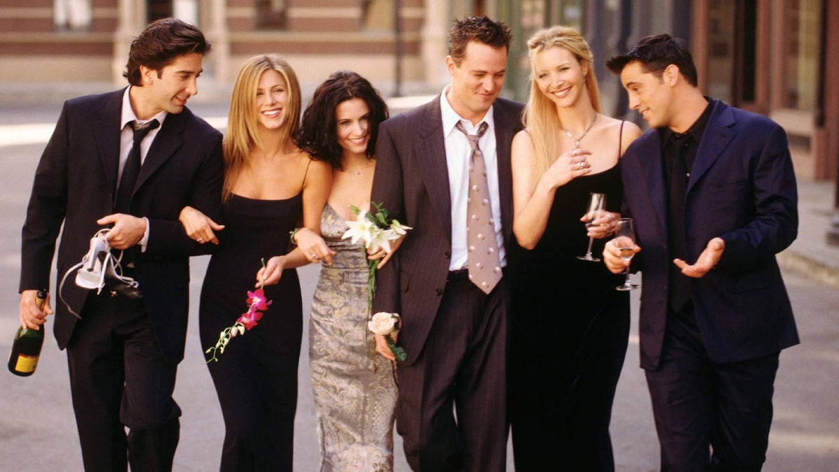 385848 01: Cast members of NBC's comedy series "Friends." Pictured: David Schwimmer as Ross Geller, Jennifer Aniston as Rachel Green, Courteney Cox as Monica Geller, Matthew Perry as Chandler Bing, Lisa Kudrow as Phoebe Buffay, Matt LeBlanc as Joey Tribbiani. (Photo by Warner Bros. Television)