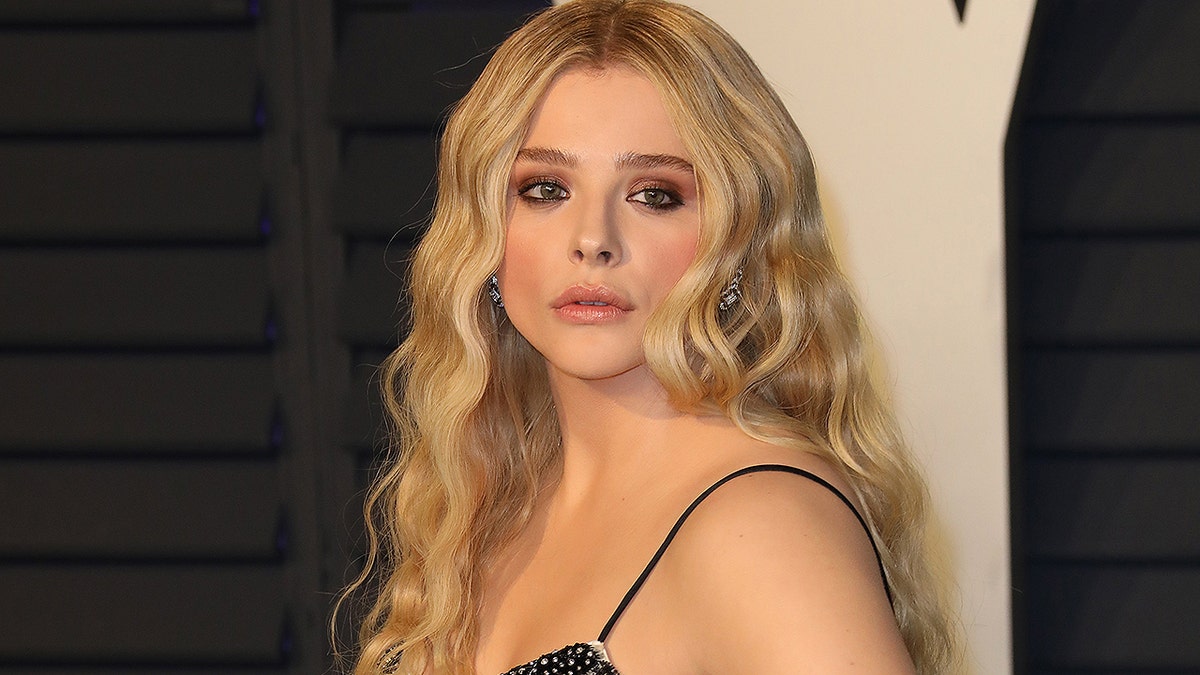 BEVERLY HILLS, CALIFORNIA - FEBRUARY 24: Chloë Grace Moretz attends the 2019 Vanity Fair Oscar Party hosted by Radhika Jones at Wallis Annenberg Center for the Performing Arts on February 24, 2019 in Beverly Hills, California. (Photo by Tony Barson/FilmMagic)