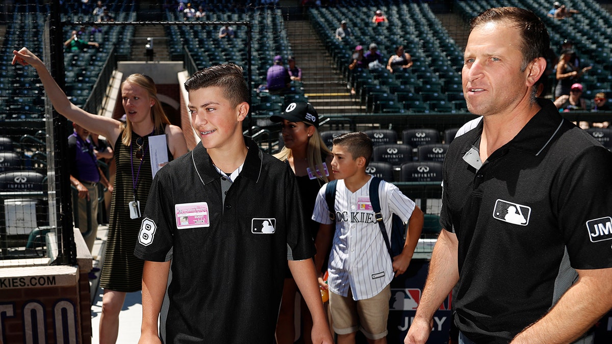 Teen ump caught in parents' brawl gets major league support – The