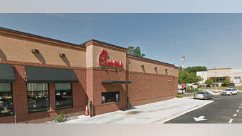 Chick-Fil-A manager helps WWII vet change tire in act of kindness