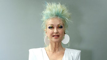 Cyndi Lauper steps on bee at Los Angeles concert, pulls out stinger while singing