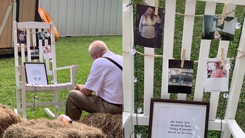 Heartbreaking photo shows bride's grandfather eating alone next to memorial for late wife