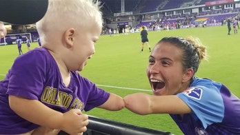 Orlando Pride soccer player, 1-year-old fan, both with 1 arm, greet in heartwarming photo