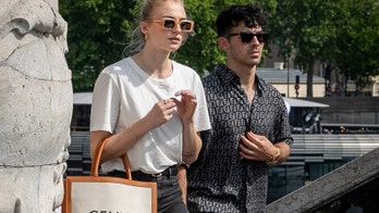 Sophie Turner, Joe Jonas share adorable first official photo from their wedding day