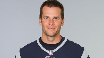 Tom Brady curses after bad golf swing, remembers sons are behind him in hilarious video