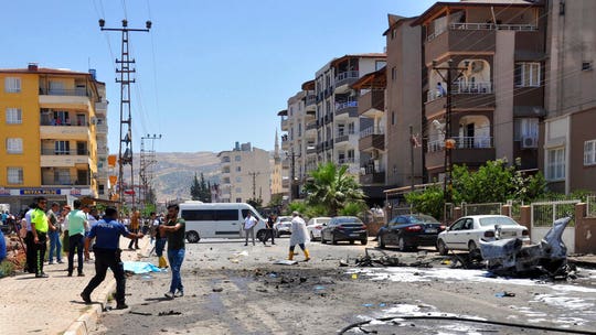 Car bomb kills 2 near Turkish-Syrian border