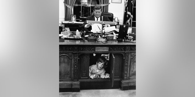 John F. Kennedy Jr. khám phá văn phòng của cha mình. - Getty