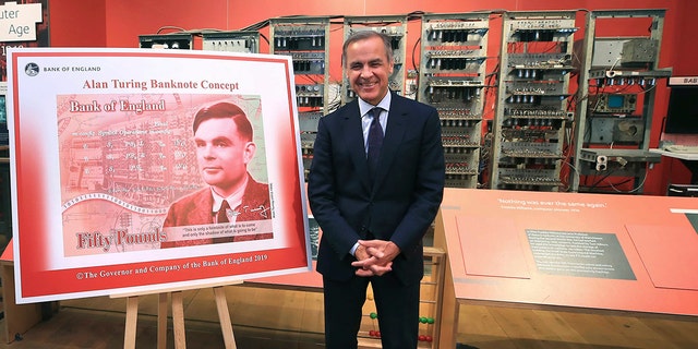 Thống đốc Ngân hàng Anh, Mark Carney, chụp một bức ảnh với tác phẩm nghệ thuật cho khái niệm về các ghi chú 50 pound mới, sau khi tuyên bố trong tháng này rằng các ghi chú sẽ tôn vinh Alan Turing. (AP)