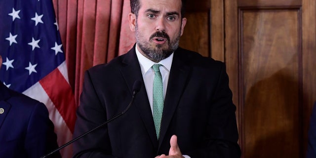 El gobernador de Puerto Rico, Ricardo Rosselló, habla durante una conferencia de prensa en San Juan el martes. (Foto AP / Carlos Giusti)