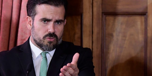 Puerto Rico Governor Ricardo Rosselo spoke at a press conference at the Cha La Fortaleza Room, in San Juan, Puerto Rico </p>
<p> <strong> PUERTO RICO MANAGERS WARNING WHITE HOUSE: Closes, I'll Bump the Bubbles (AP Photo / Carlos Giusti) “/></source></source></picture></div>
<div class=