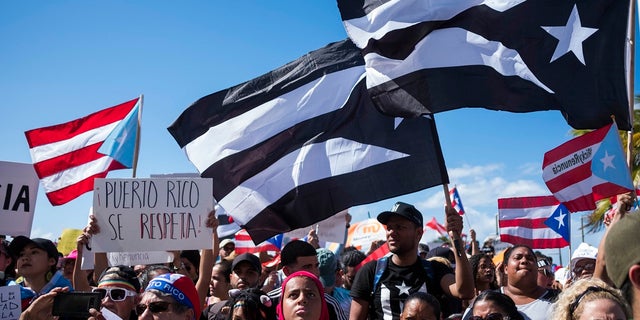 Los manifestantes marchan en San Juan el miércoles (Foto AP / Dennis M. Rivera Pichardo)
