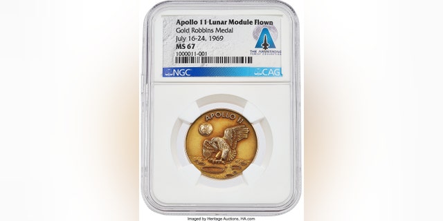 The medal features the original concept for the Apollo mission insignia. (Heritage Auctions)