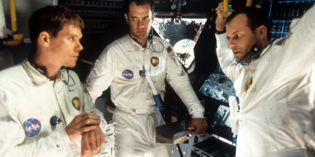 Kevin Bacon, Tom Hanks and Bill Paxton, who described Fred Haise, speaking by boat in a scene from the movie "Apollo 13", 1995.