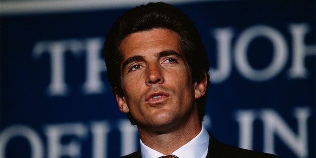 John Kennedy Jr. đã sẵn sàng theo đuổi bước chân của người cha nổi tiếng của mình, theo người bạn thân Steven M. Gillon (Ảnh của Brooks Kraft LLC / Sygma qua Getty Images)