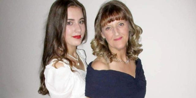 Grace Jeyes, 18, posed with her proud mom Dawn before the prom.