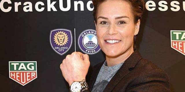 Ashlyn Harris của USWNT đã cáo buộc đồng đội cũ của cô là người đồng tính và không khoan dung sau khi một cuộc phỏng vấn cũ xuất hiện lại trên Twitter.