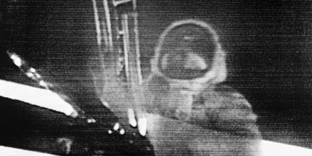 In this July 20, 1969 image made by television, astronaut Neil Armstrong to Apollo 11 on the ground surface Millions on earth gathered around television and radio, Armstrong heard this: "It is a small step for man, a giant hope for mankind." If he had returned from space, he immediately insisted that he had been wrong. He said it was a lost word in his famous one-piece object from the moon: "It's a small step for a" man. "It's just that people just didn't hear it."
