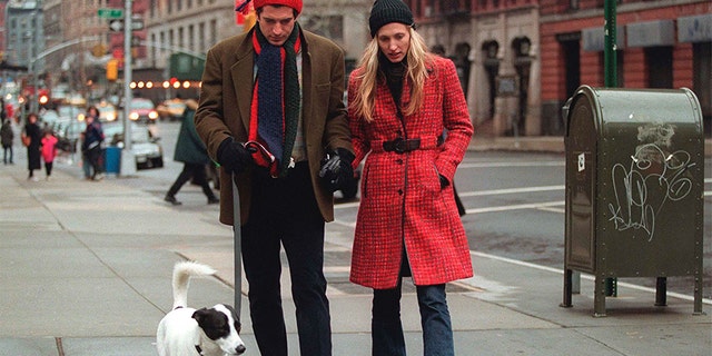 Steven M. Gillon cho biết Carolyn Bessette đã đấu tranh để hiểu được sự giám sát của giới truyền thông xung quanh cuộc hôn nhân của cô với John F. Kennedy Jr. (Ảnh của Evan Agostini / Liaison)