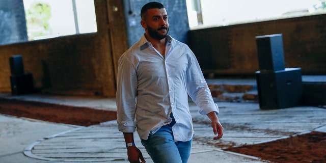 خالد بن سلطان القاسمی باند را در نمایشگاه قاسمی در طول ماه ژوئن 2019 مردان مد روز لندن در تاریخ 08 ژوئن 2019 در لندن، انگلستان، اجرا می کند.