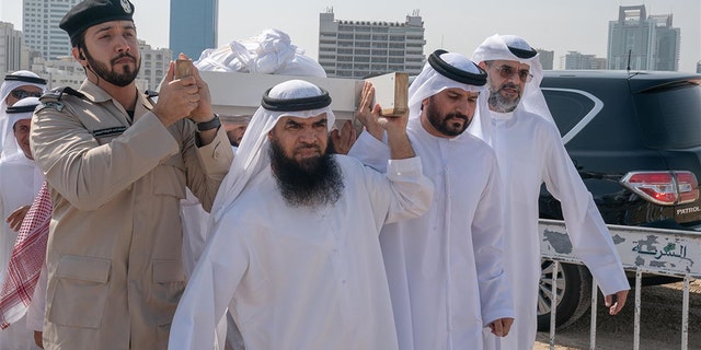 پس از مراسم تشییع جنازه، بدن انسان در یک قبر غیرقانونی در گورستان ال جبیل دفن شد.