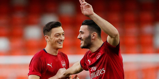 Soccer Football - Europa League Semi Final Second Leg - Valencia v Arsenal - Mestalla, Valencia, Spain - May 9, 2019 Arsenal's Mesut Ozil and Sead Kolasinac during the warm up before the match Action Images via Reuters/Andrew Boyers - RC1205265280