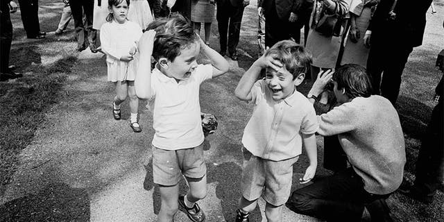 John F. Kennedy Jr. (phải) cùng với anh em họ Anthony và Tina (đằng sau), con của chị gái Jackie Lee Radziwill, ở Green Park, London, vào ngày 13 tháng 5 năm 1965. (Ảnh của McCabe / Express / Getty Images)