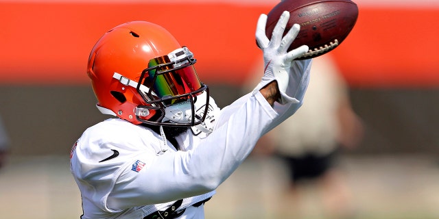 Cleveland Browns wide receiver Odell Beckham Jr. makes a catch during the fourth day of NFL football training camp Sunday, July 28, 2019, in Berea, Ohio. (Joshua Gunter/The Plain Dealer via AP)