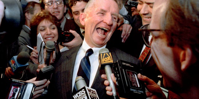 FILE - Questo potrebbe 5, 1992 la foto del file mostra il miliardario del Texas Ross Perot che ride dopo aver detto "Guarda le mie labbra," in risposta ai giornalisti che chiedono quando ha intenzione di partecipare formalmente alla corsa presidenziale. Perot, il colorato, miliardario del Texas che si è fatto da sé che è cresciuto da un