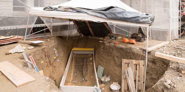 Excavation of a Celtic grave at the Kernschulhaus 2017 (Credit: Office for Urban Development, City of Zurich)