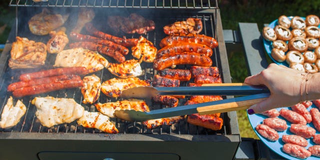 For a delicious beef kabob recipe, preheat your grill to medium heat. Once you begin cooking the kabobs, make sure the meat is up to temperature.