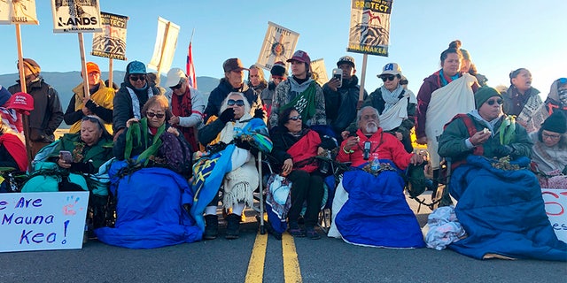Police arrest Hawaiian protesters trying to block telescope
