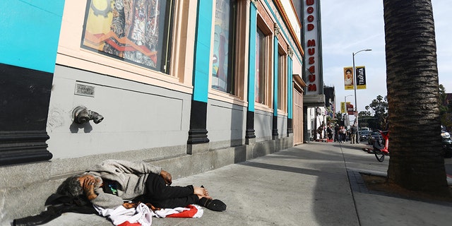 A man sleeps on the street near Hollywood Boulevard on June 06, 2019 在洛杉矶. Los Angeles County Sheriff Alex Villanueva said he wants to bring deputies into Hollywood to clean up the streets.