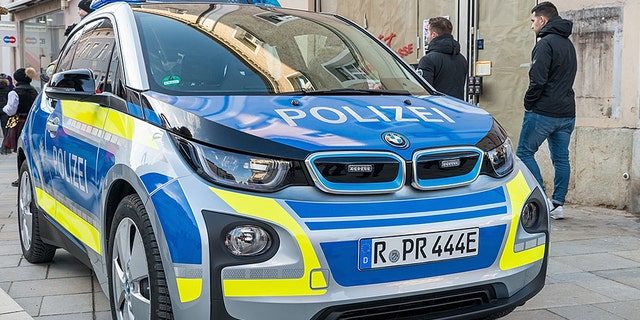 Ratisbona, Baviera, Alemania, 04 de noviembre de 2018, coche de la policía alemana en la Neupfarrplatz durante el desfile de Carnaval de Ratisbona